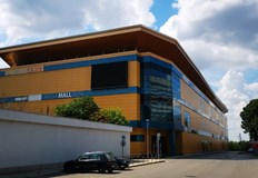 Малолетните младежи са спипани да рушат интериора на бившия търговски център8