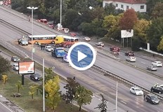 Булевардът е затворен в посока центъраИнцидент с автобус на градския