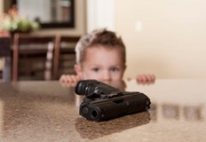 Повдигнато е обвинение на бащата за предоставяне на огнестрелно оръжие