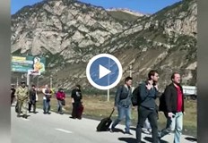 По границите се извиха дълги опашки а самолетните билети поскъпнаха