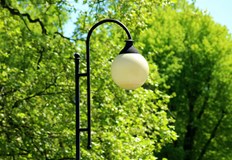 Парковите осветители ще бъдат сменени с нови декоративни фенери става ясно от