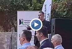 Една от най известните руски песни Кали́нка звуча на предизборен