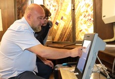 Около минута отне на областния управител на Русе Анатоли Станев пробното машинно