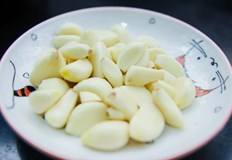 Най ефикасно е да консумира суров чесънАвстралийски учени от университета на