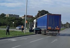 Инцидентът е станал между тир и лек автомобилЖена е пострадала