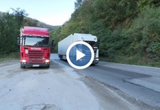 По целия път личат останки от превозни средства разпилени след