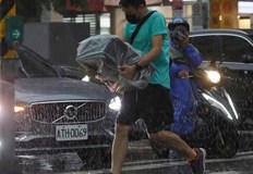 Всички полети от двете основни летища на китайския мегаполис Шанхай