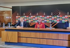 Фенове на различна възраст наобиколиха хотела където отборът се настаниТърговище