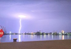 Силна гръмотевична буря се изви над Бургас и регионаПороен дъжд