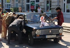 Около колата се струпаха хора облечени с дрехи от времето