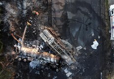 Двете превозни средства са напълно изгорелиЖестока катастрофа между цистерна с