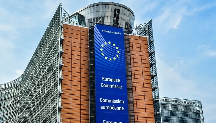 "За тези, които искат убежище в ЕС, то е гарантирано от правото на Общността" , каза говорителката на Европейската комисия Анита Хипер "За тези, които искат убежище в ЕС, то е гарантирано от правото на Общността" , каза говорителката на Европейската комисия Анита Хипер