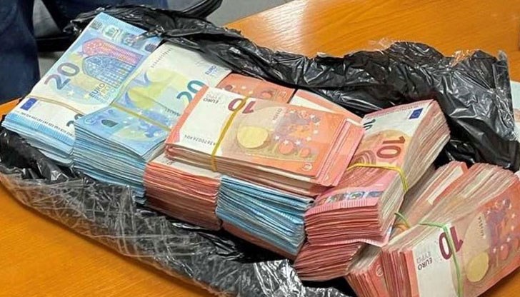 Служители на ТД Митница Русе открили валутата в рамките на едно денонощие при две отделни проверки