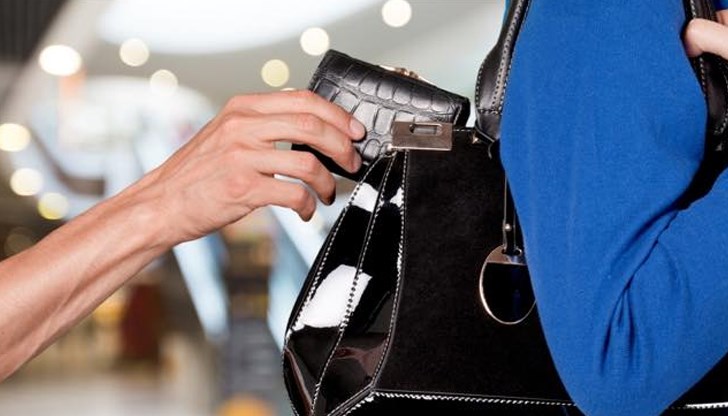 Русенецът отмъкнал портмонето от дамска чанта, намираща се в кабинет Русенецът отмъкнал портмонето от дамска чанта, намираща се в кабинет