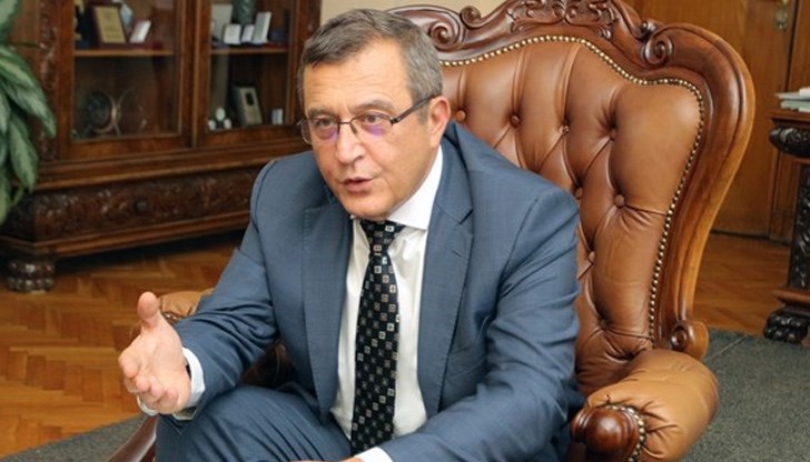 За минималните изисквания пред професори тепърва трябва да се търси консенсус, смята служебният министър проф. Сашо Пенов