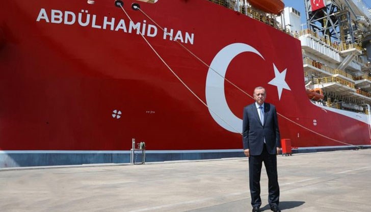 Ей, гърци. Спомнете си историята. Ако продължавате в същия дух, ще плащате висока цена. Не забравяйте Измир! Ей, гърци. Спомнете си историята. Ако продължавате в същия дух, ще плащате висока цена. Не забравяйте Измир!