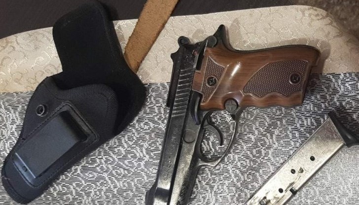 При проверка на автомобил в село Острово са открити незаконни оръжия и боеприпаси