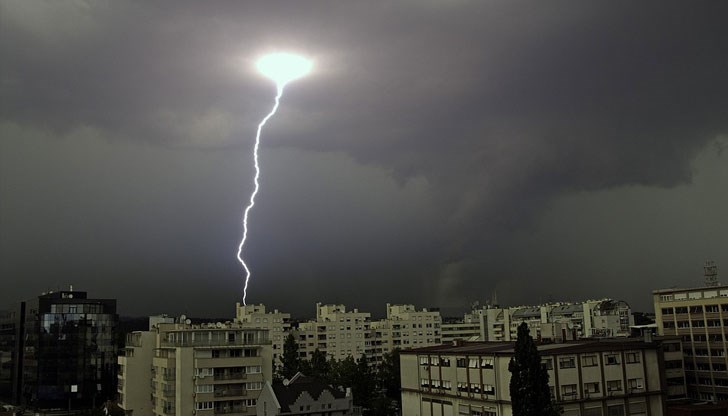 Изключително опасно е използването на електрически контакти по време буря