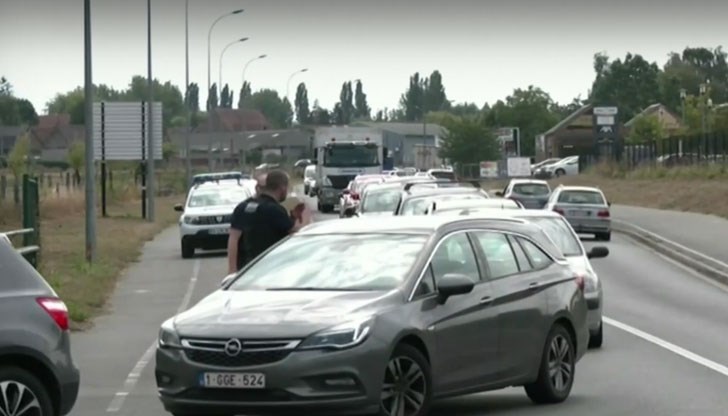 В страната се образуваха големи опашки от белгийски коли