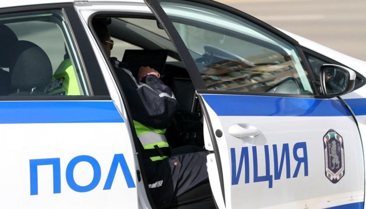 В автомобила са пътували трима цивилни полицаи и 14-годишно момче