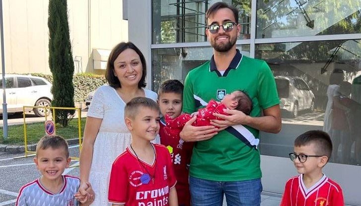 Малкият Стефан има четирима братя – на 5, 6, 8 и 9 години