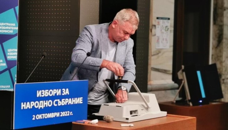 Това се случва ден, след като бе направена демонстрация за сигурността на машините за гласуване Това се случва ден, след като бе направена демонстрация за сигурността на машините за гласуване