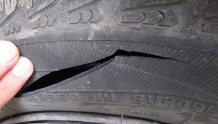 Спукани са четири гуми на лек автомобил и три от гумите на камион