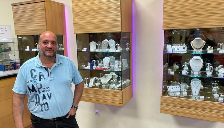 Изпитват финансови трудности и не могат да плащат навреме сметките си Изпитват финансови трудности и не могат да плащат навреме сметките си