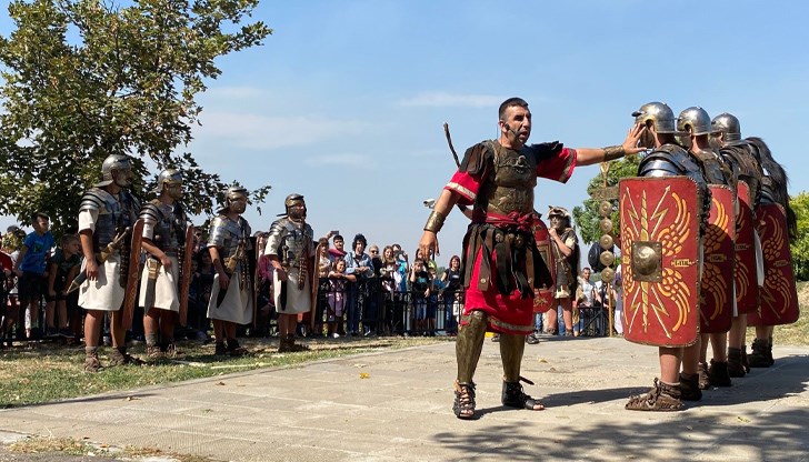 Благодарение на ученици от Професионалната гимназия по облекло, дамите ще имат възможност да си подарят прически от римско време Благодарение на ученици от Професионалната гимназия по облекло, дамите ще имат възможност да си подарят прически от римско време