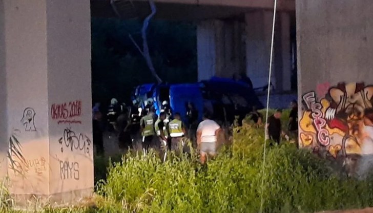 Два часа полиция и пожарна вадиха шофьора от кабината Два часа полиция и пожарна вадиха шофьора от кабината