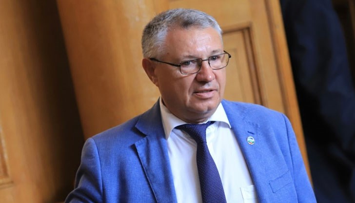 Този въпрос заслужава незабавно да бъде разгледан от Народното събрание, заяви той