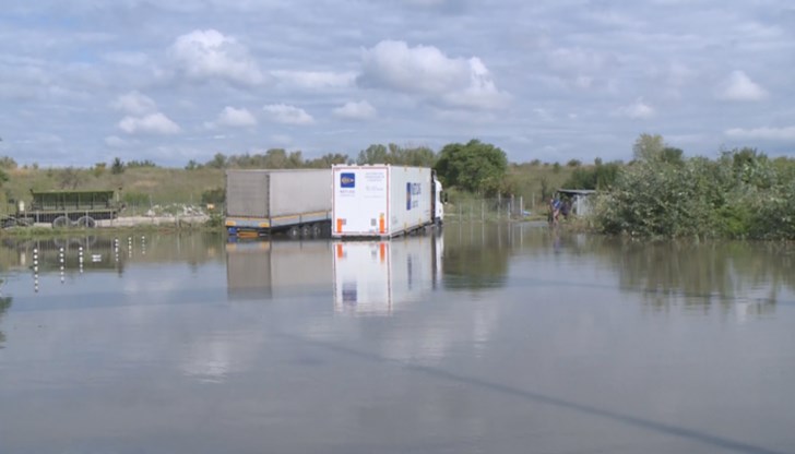 От двете страни на наводнения участък остават блокирани микробуси и камиони