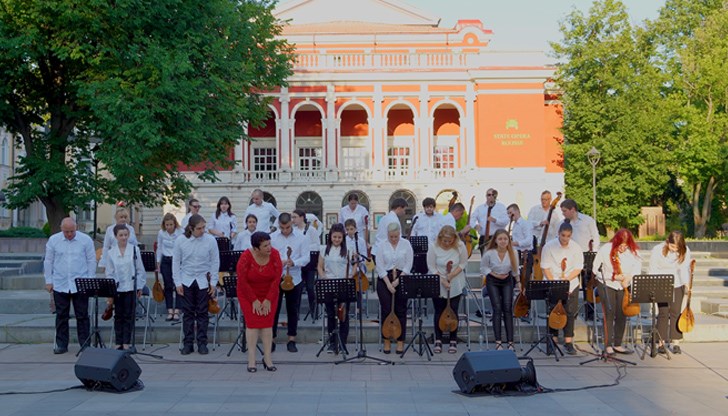 Оркестърът е съставен от 39 изпълнители, като най-малките са на възраст от 8 години Оркестърът е съставен от 39 изпълнители, като най-малките са на възраст от 8 години