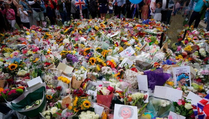 В знак на почит към кралицата може да се оставят само цветя В знак на почит към кралицата може да се оставят само цветя