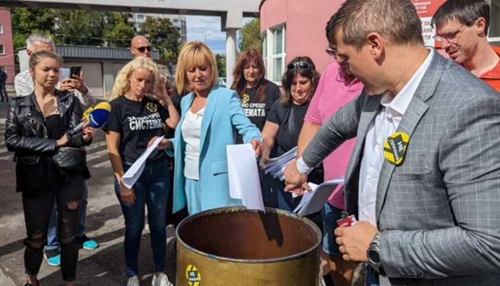 Това са измамни фактури с грабителско 20% ДДС, подчерта Манолова