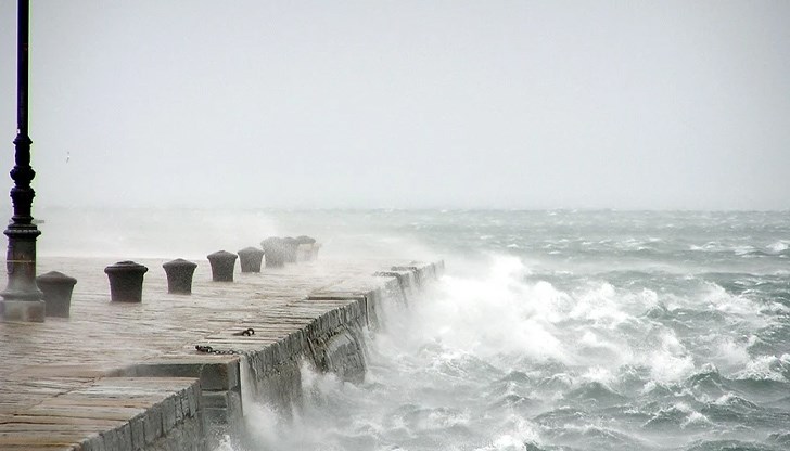 Мощна ураганна буря удари Бургас Мощна ураганна буря удари Бургас