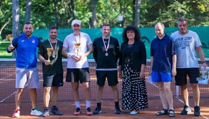 В неделния ден на кортовете в Парка на младежта премериха сили 16 състезателя
