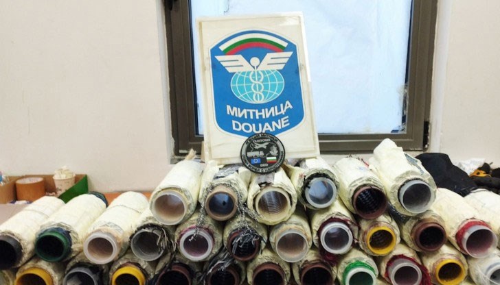 Лекарствата са били укрити в макари с прежда