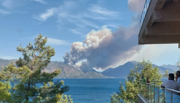 Пламъците се разпространяват бързо под въздействието на вятъра