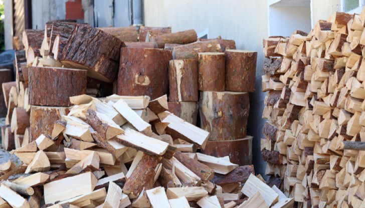 Дървесината за битово отопление следва да се съхранява покрита, върху подложки на сухи и отцедливи места Дървесината за битово отопление следва да се съхранява покрита, върху подложки на сухи и отцедливи места