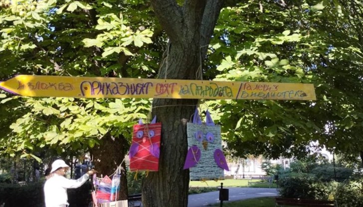 Изложбата „Приказният свят на природата“ е в галерията на библиотеката до 17 септември