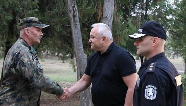 Министрите на вътрешните работи и на отбраната инспектираха организацията на екипите и състоянието на възпрепятстващото съоръжение