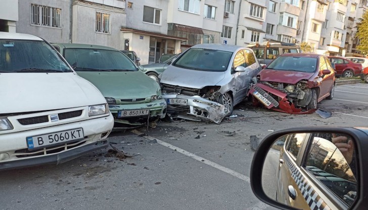 Някои от автомобилите са с много сериозни поражения Някои от автомобилите са с много сериозни поражения
