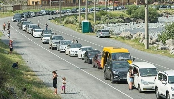 В неделя опашката за влизане в Грузия се е увеличила до 20 километра В неделя опашката за влизане в Грузия се е увеличила до 20 километра