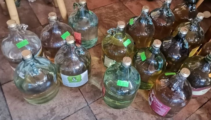 Инспектори от ТД Митница Русе са открили и две дестилационни съоръжения в работен режим