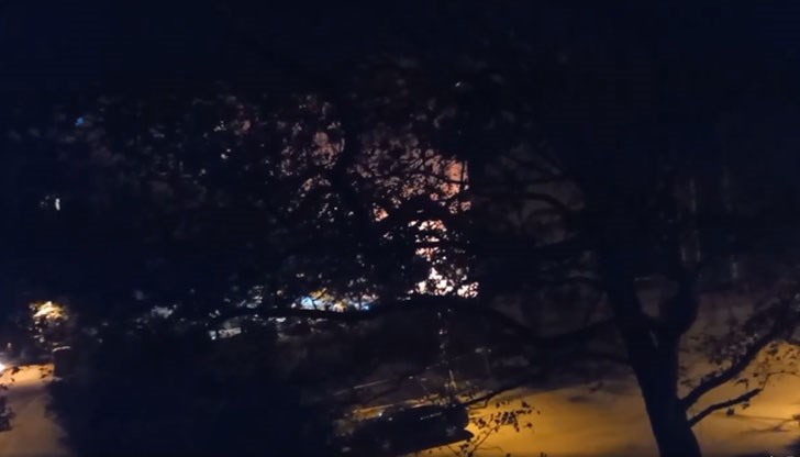 „Някой запалил колите на паркинга и те горят и гърмят една след друга....а хората тичат да си спасяват колите... Направо, невероятно“ „Някой запалил колите на паркинга и те горят и гърмят една след друга....а хората тичат да си спасяват колите... Направо, невероятно“