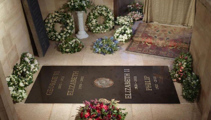 Надгробната плоча е от ръчно резбован белгийски мрамор с инкрустации от месингови букви