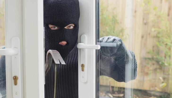 В дома е проникнато чрез взломяване на прозорец