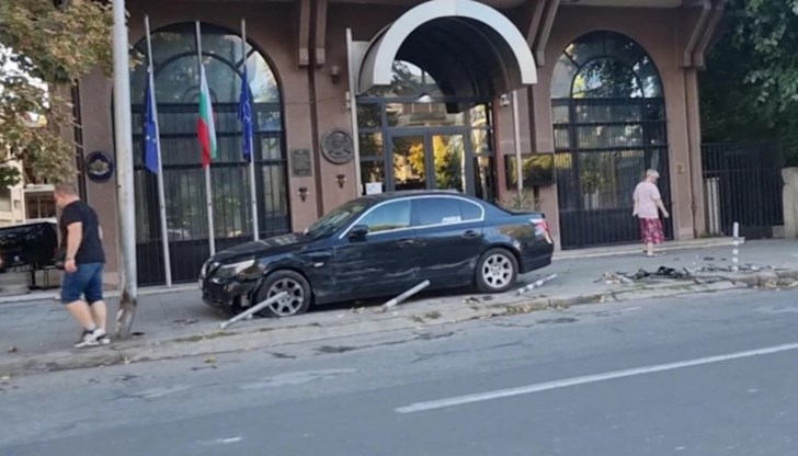 С колата си той първо се удря в стълб, а след това в колите