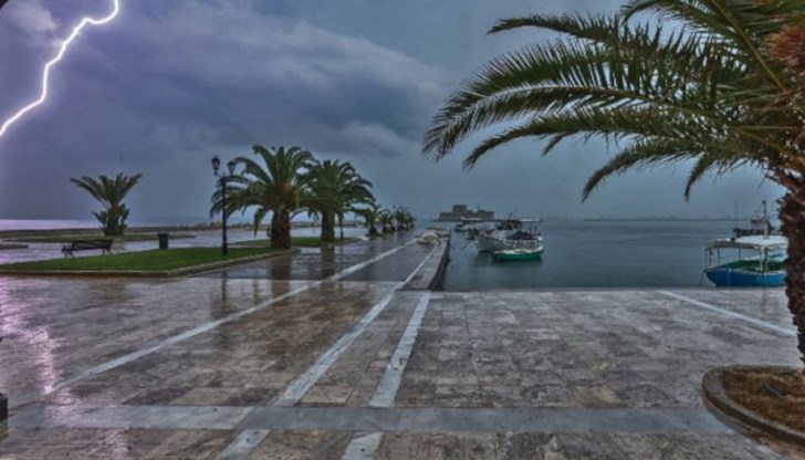 В западната част на страната и островите в Йонийско море се очакват силни дъждове, морски бури и градушка
